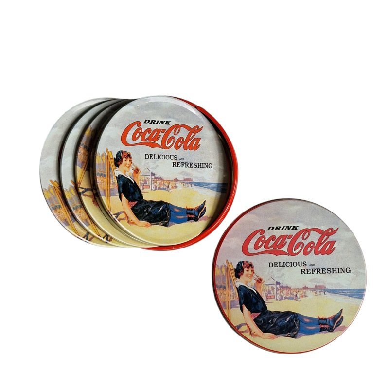 Conjunto Vintage Coca-Cola – Caixa Metálica com 6 Bases para Copos (Base de Cortiça)