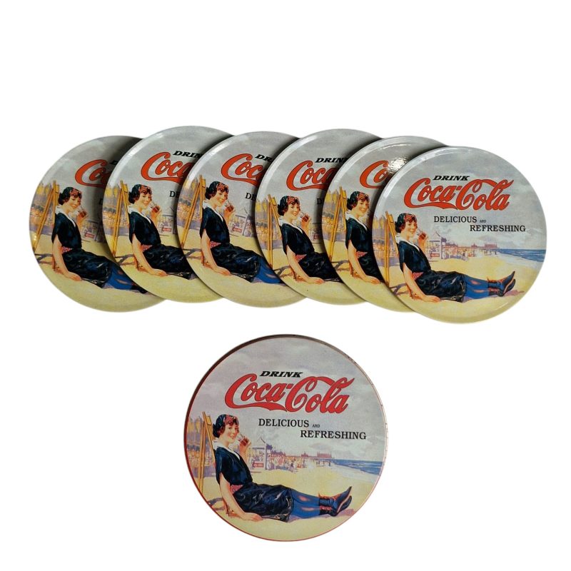 Conjunto Vintage Coca-Cola – Caixa Metálica com 6 Bases para Copos (Base de Cortiça)
