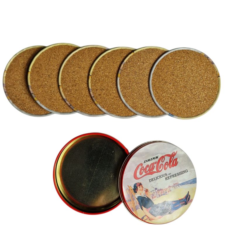 Conjunto Vintage Coca-Cola – Caixa Metálica com 6 Bases para Copos (Base de Cortiça)