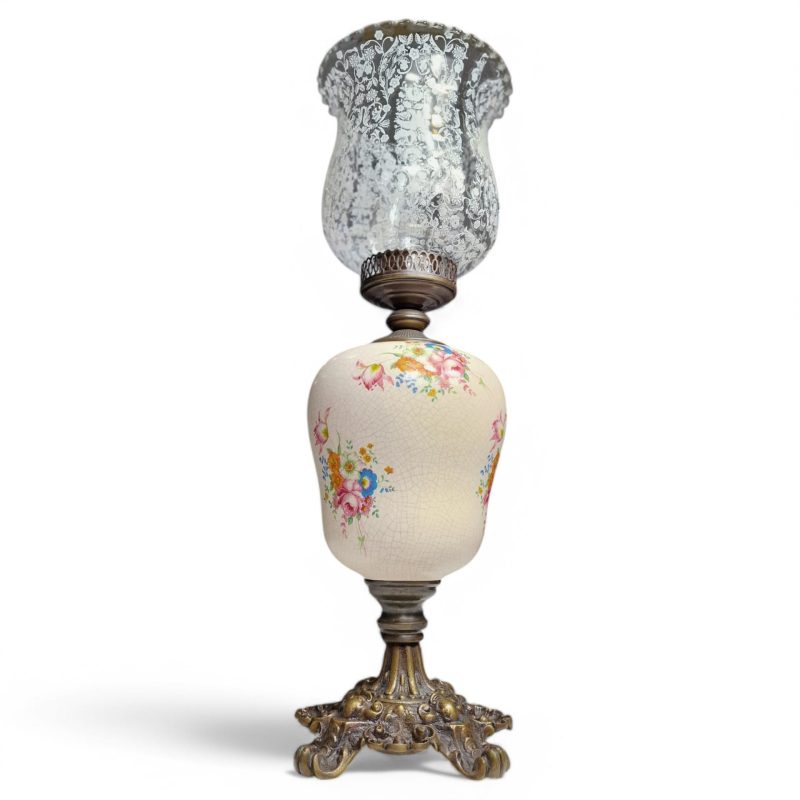 Transforme a sua decoração com este requintado conjunto de 2 candeeiros vintage, que combinam elegância clássica e detalhes artesanais. Com uma estética romântica e sofisticada, cada candeeiro apresenta uma estrutura harmoniosa composta por base em bronze ornamentado, corpo em loiça pintada à mão com padrões florais e abajur em vidro ricamente decorado com padrões gravados. 🌿 Características: ✔ Material: Bronze, loiça pintada à mão e vidro trabalhado ✔ Altura: 53 cm ✔ Largura: 13 cm ✔ Estilo: Clássico europeu, ideal para decoração vintage ou shabby chic ✔ Condição: Em excelente estado de conservação e funcionamento