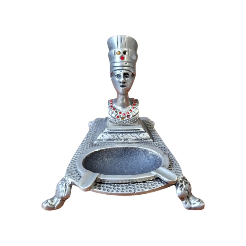 Cinzeiro Vintage Metálico – Design Egípcio com Busto de Nefertiti