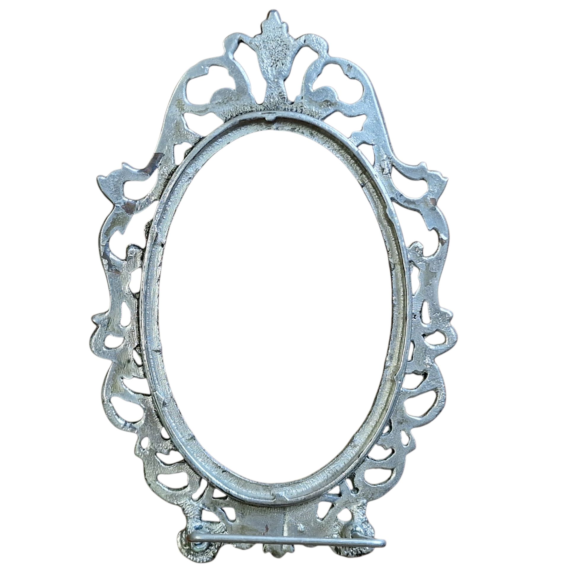 Moldura metálica oval com ornamentos