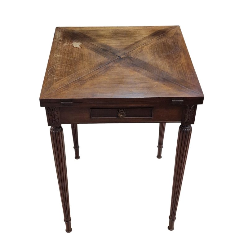 Mesa de jogo em madeira nobre com tampo rebatível