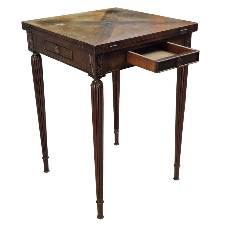 Mesa de jogo em madeira nobre com tampo rebatível
