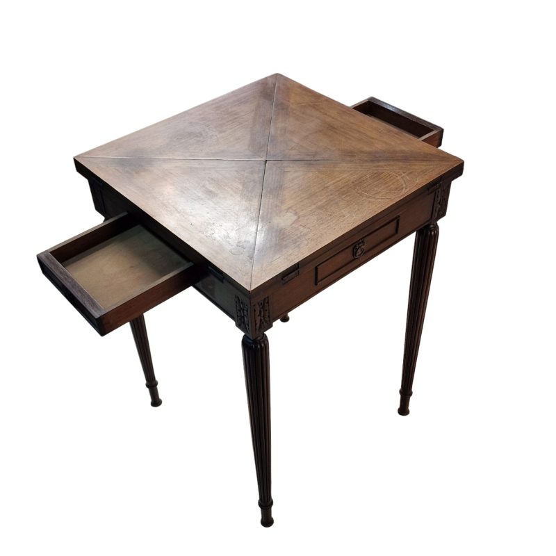 Mesa de jogo em madeira nobre com tampo rebatível