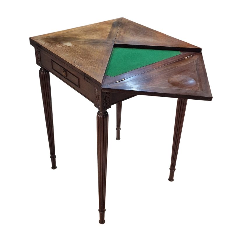 Mesa de jogo em madeira nobre com tampo rebatível