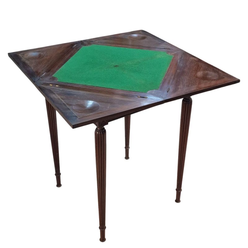Mesa de jogo em madeira nobre com tampo rebatível