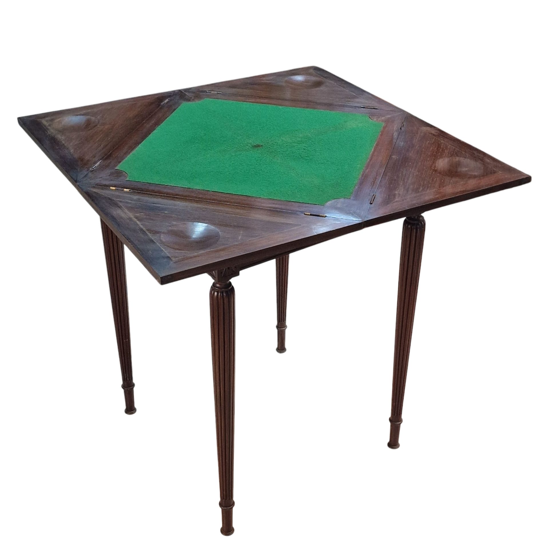 Mesa de jogo em madeira nobre com tampo rebatível