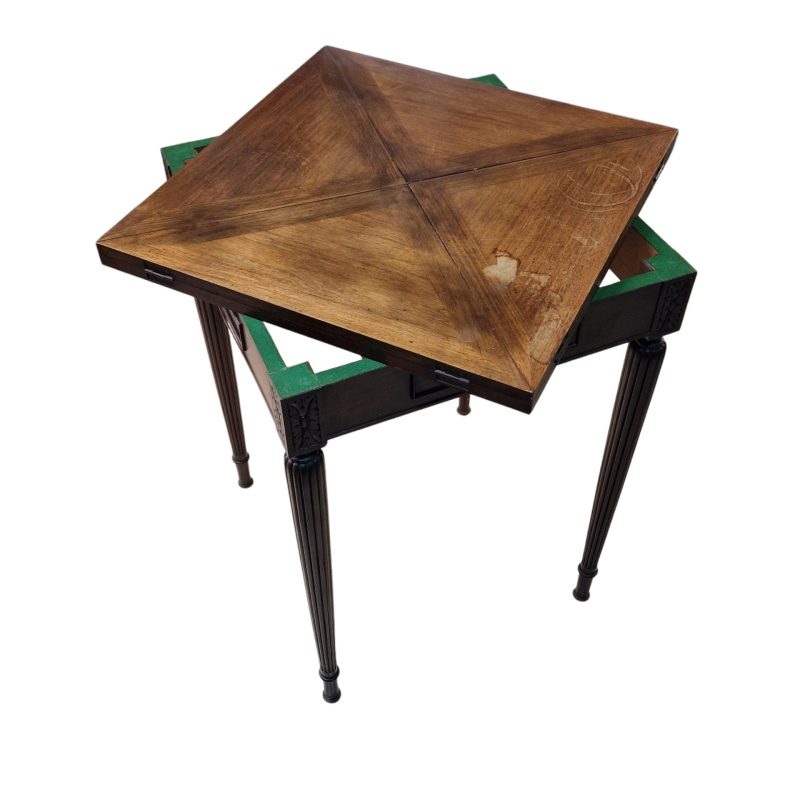 Mesa de jogo em madeira nobre com tampo rebatível
