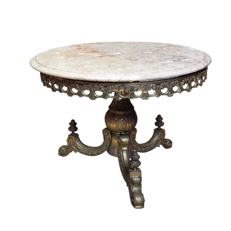 Mesa de centro redonda com tampo em pedra e base metálica decorada
