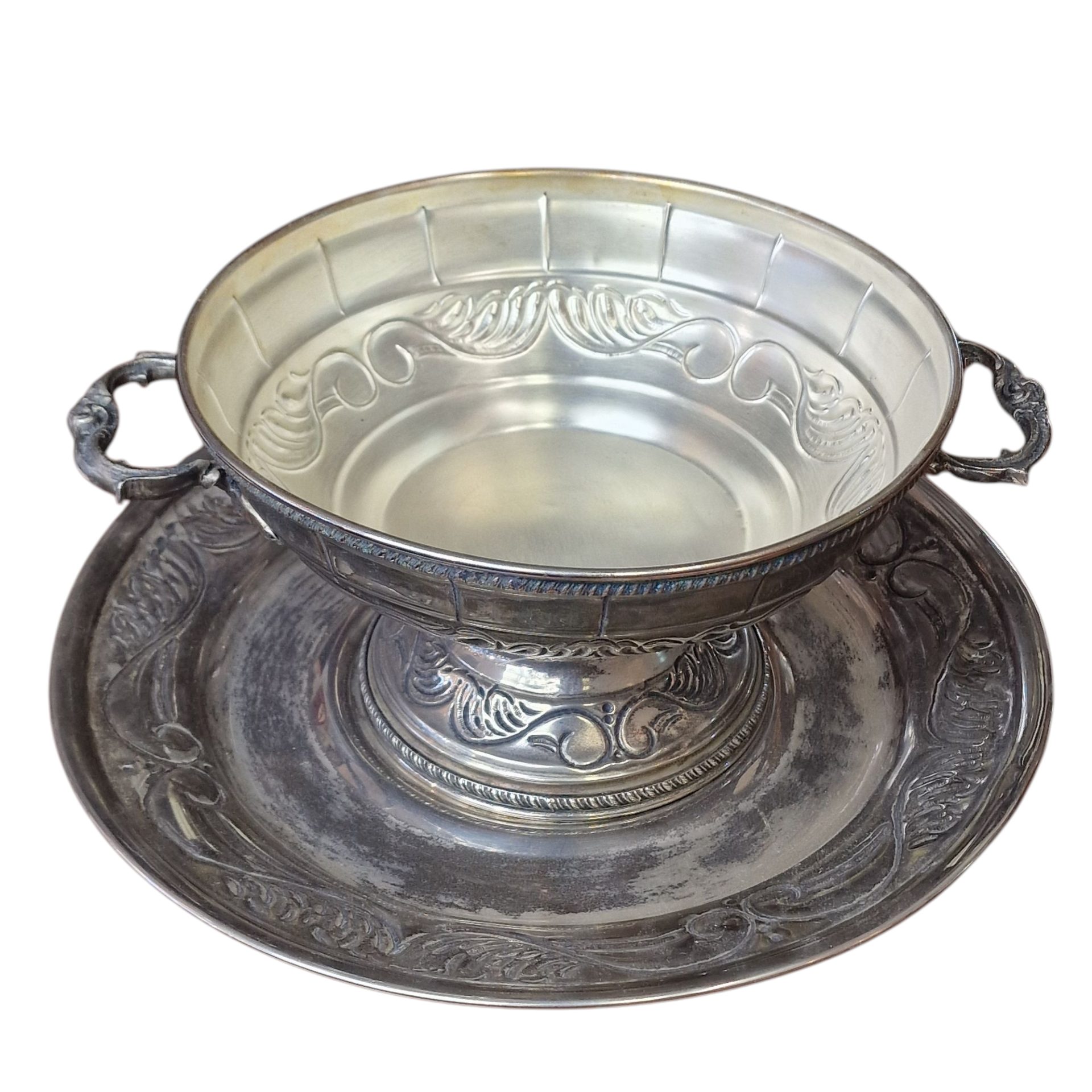 Sopeira ornamentada com prato em metal