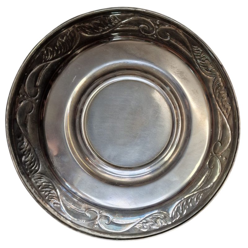 Sopeira ornamentada com prato em metal