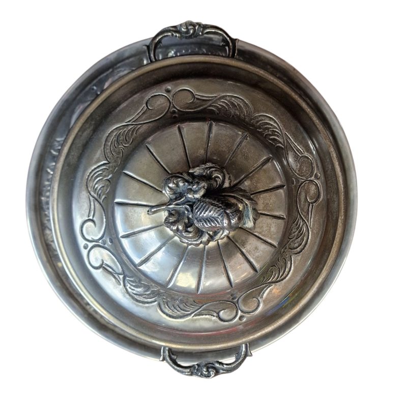 Sopeira ornamentada com prato em metal