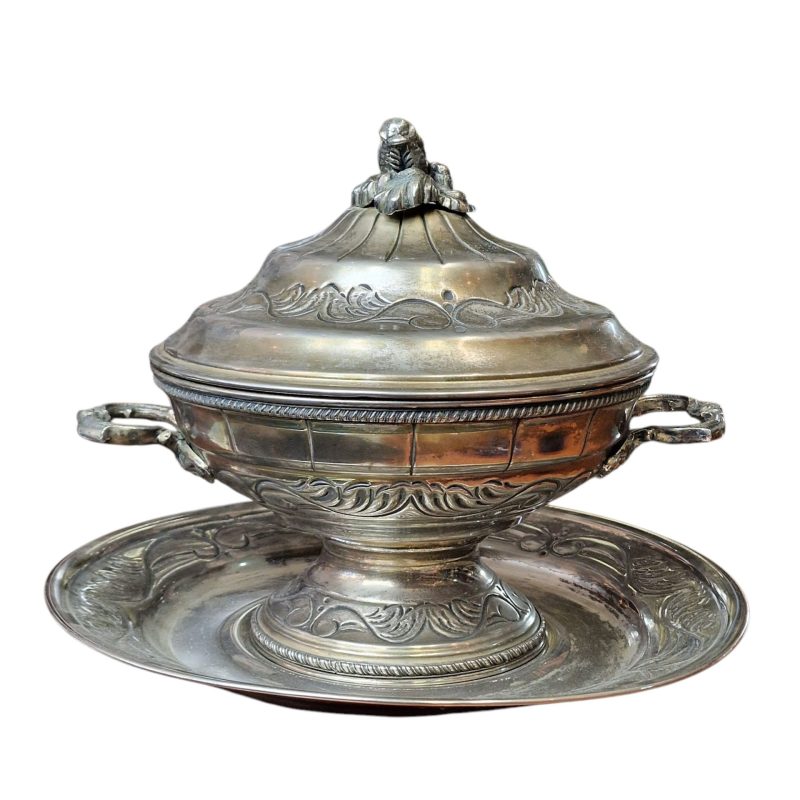 Sopeira ornamentada com prato em metal