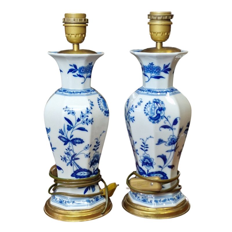 Par de Candeeiros Vista Alegre em Porcelana com Montagens em Metal Dourado