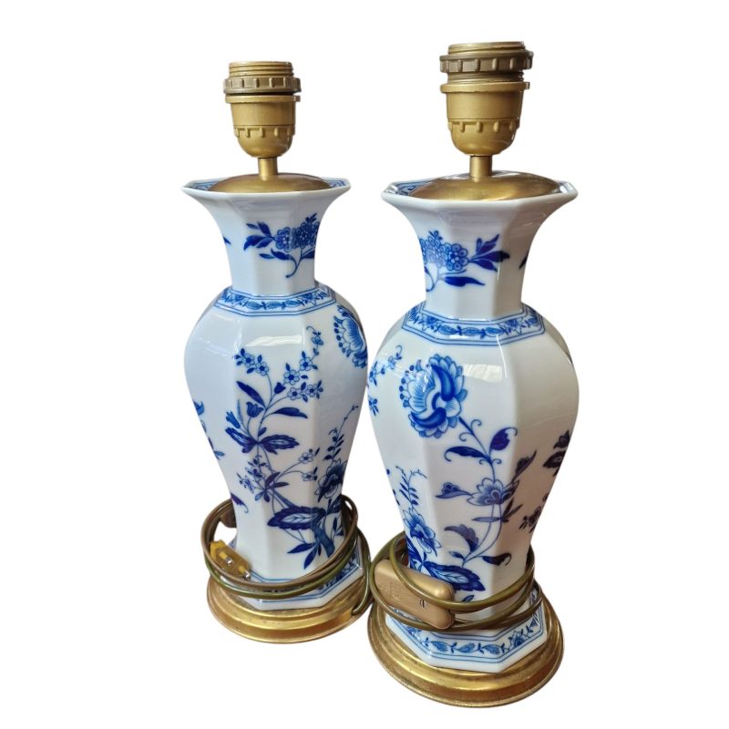 Par de Candeeiros Vista Alegre em Porcelana com Montagens em Metal Dourado