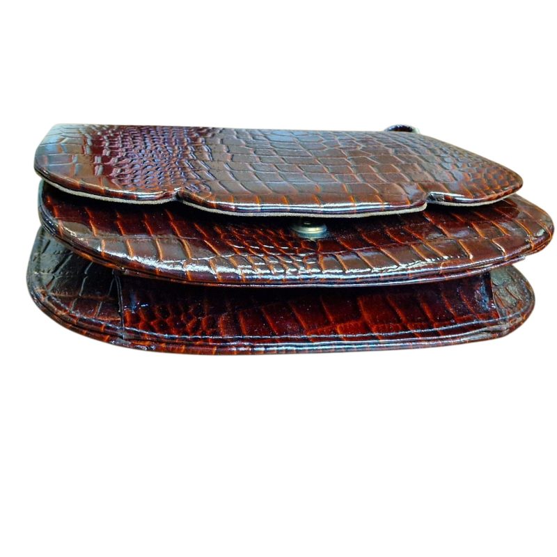 Mala de ombro em pele castanha com textura de crocodilo