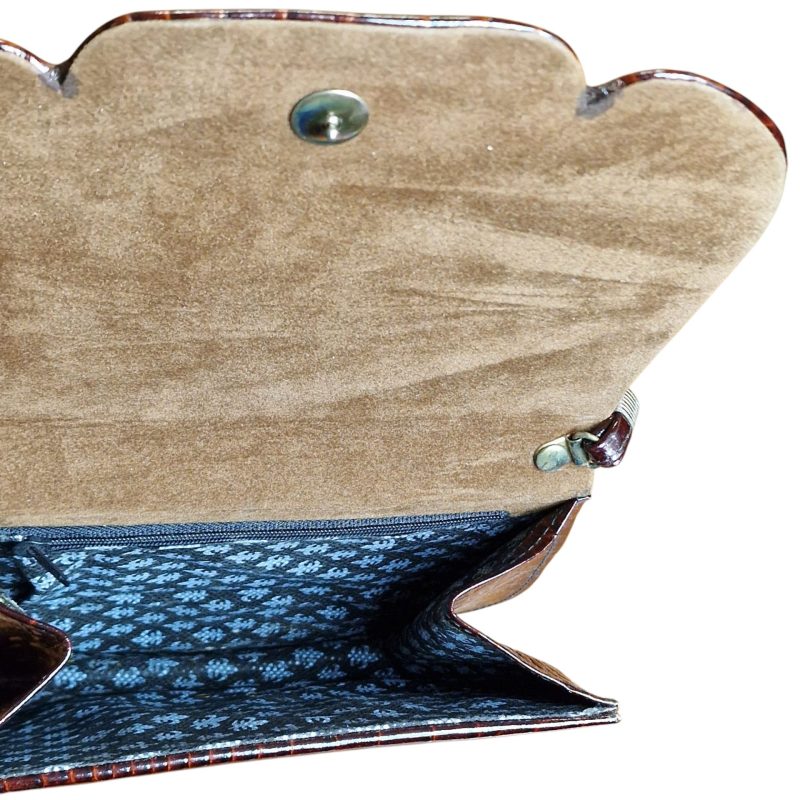 Mala de ombro em pele castanha com textura de crocodilo