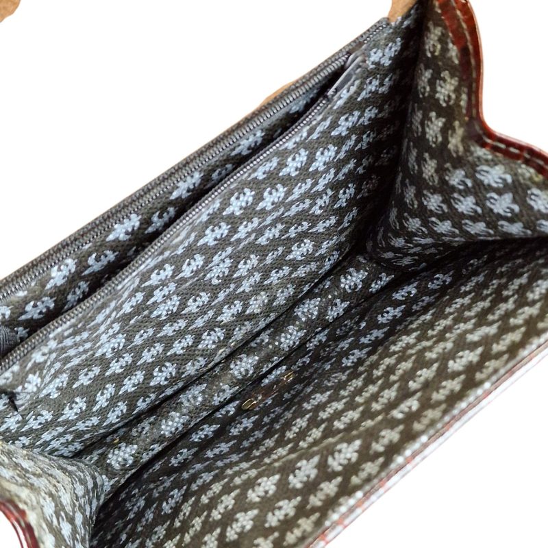 Mala de ombro em pele castanha com textura de crocodilo