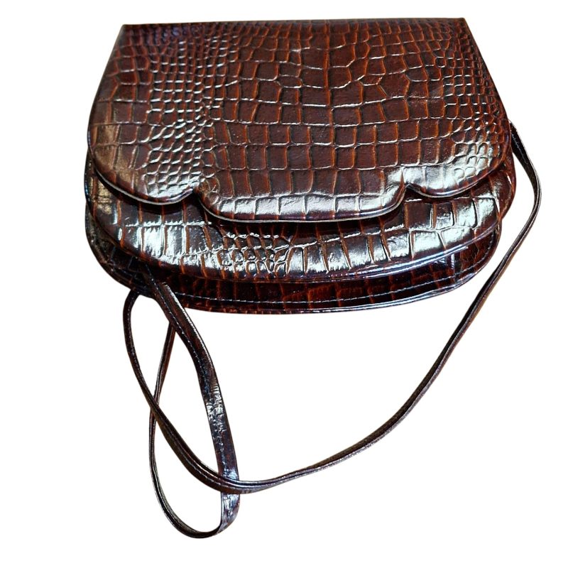 Mala de ombro em pele castanha com textura de crocodilo