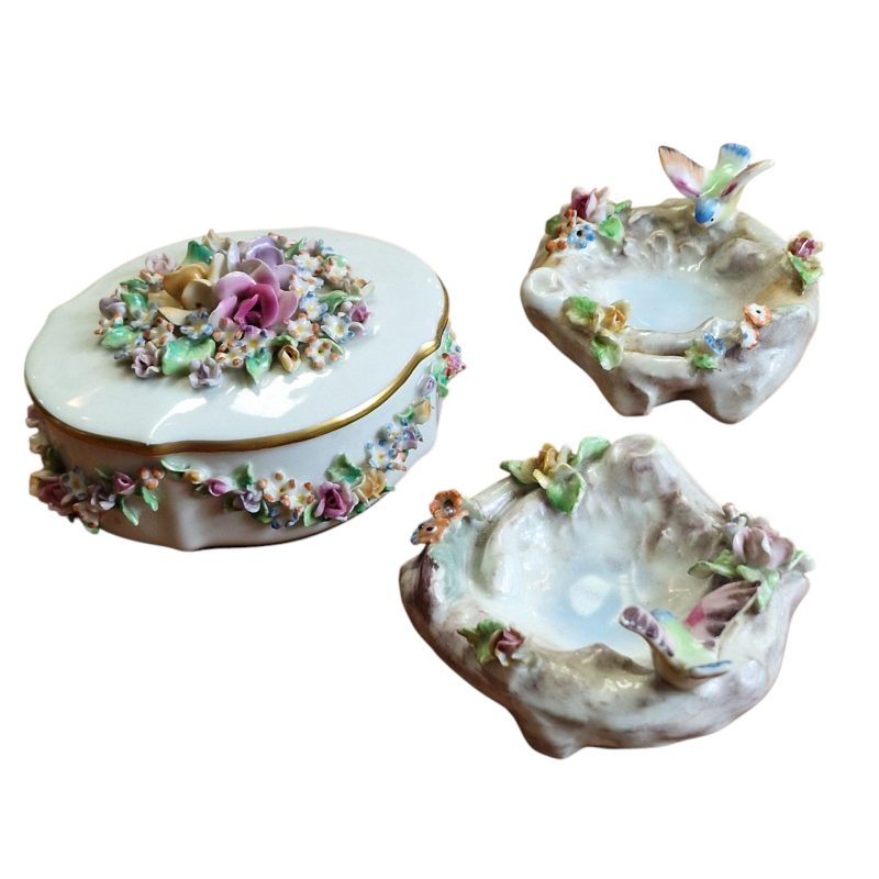 Conjunto em porcelana Aveiro: porta-joias florido e dois pratos decorativos com pássaros