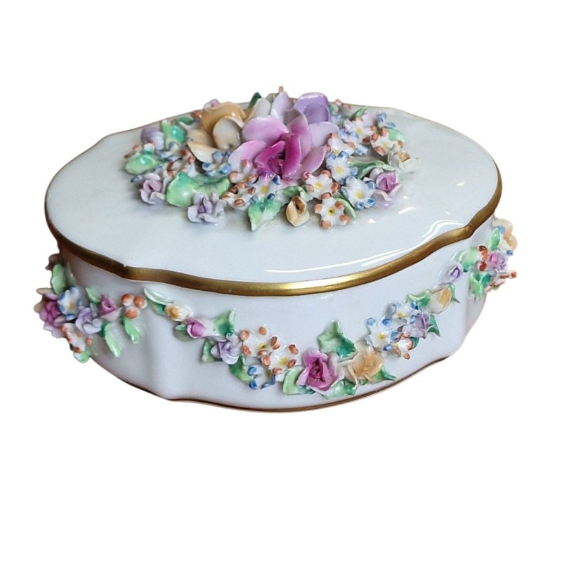 Conjunto em porcelana Aveiro: porta-joias florido e dois pratos decorativos com pássaros