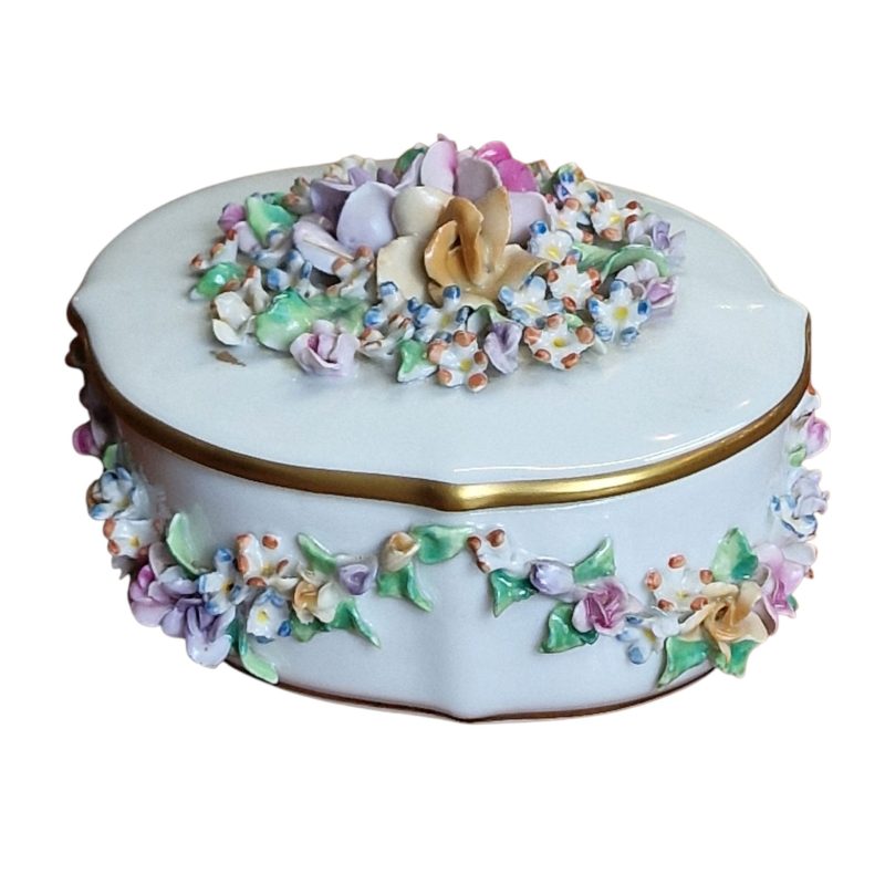 Conjunto em porcelana Aveiro: porta-joias florido e dois pratos decorativos com pássaros