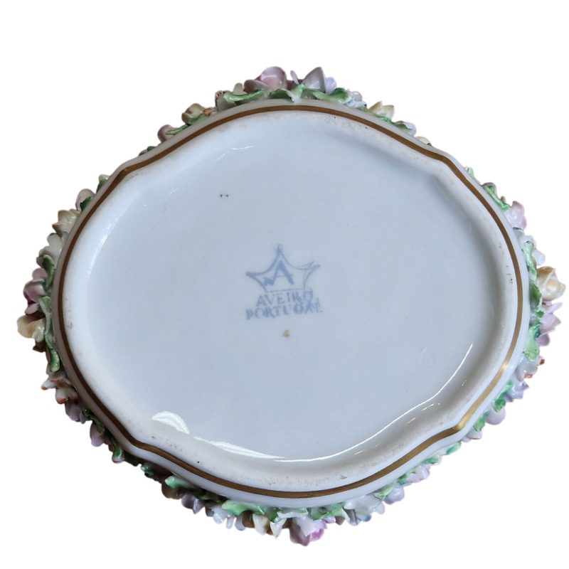 Conjunto em porcelana Aveiro: porta-joias florido e dois pratos decorativos com pássaros