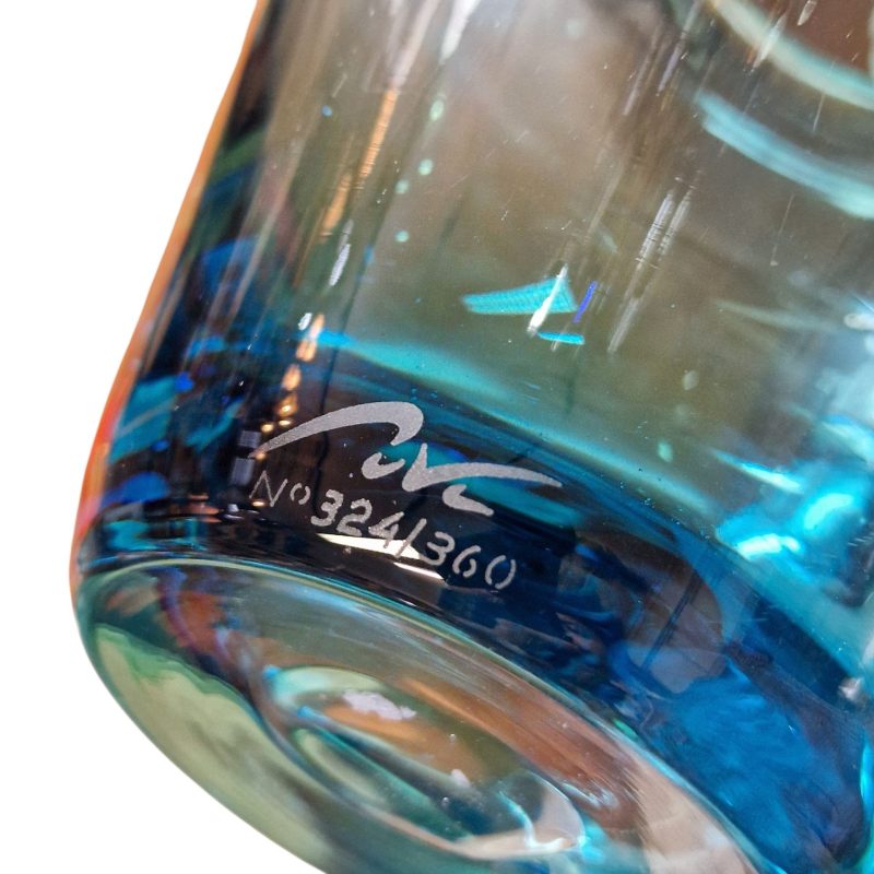 Jarra em vidro soprado azul – edição limitada assinada Jasmim nº 324/360
