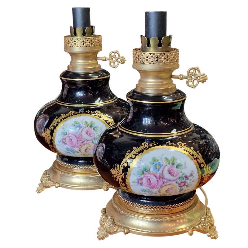 Par de candeeiros decorativos em cerâmica com base dourada