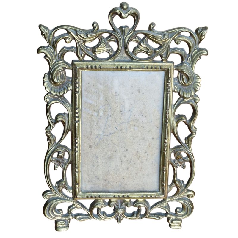 Moldura de Metal com Suporte Posterior Ornamentado