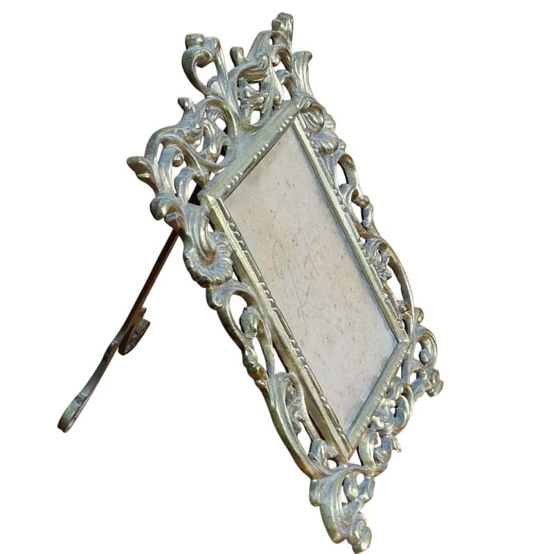 Moldura de Metal com Suporte Posterior Ornamentado