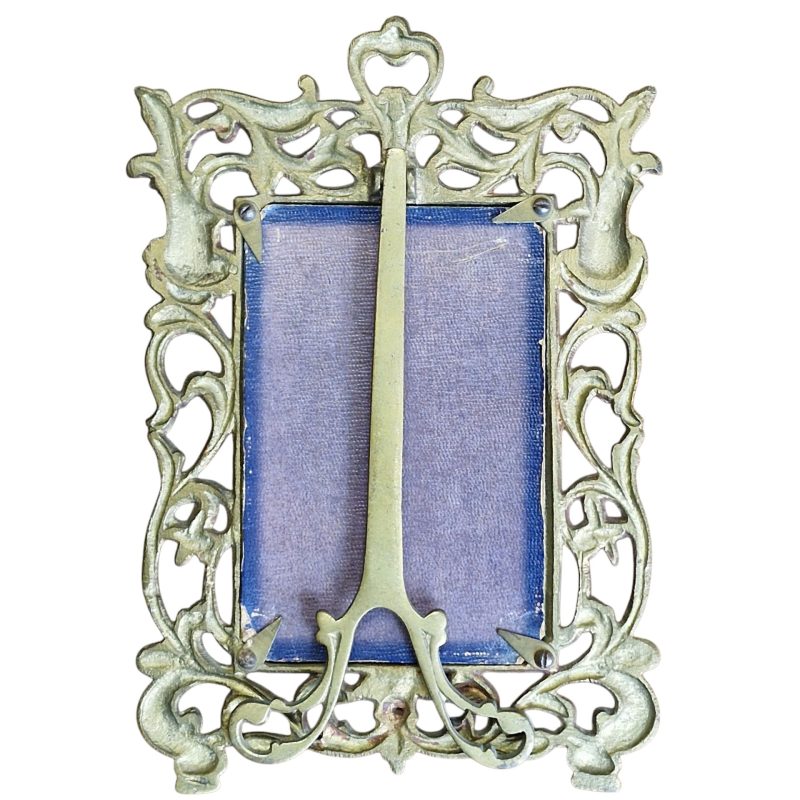 Moldura de Metal com Suporte Posterior Ornamentado