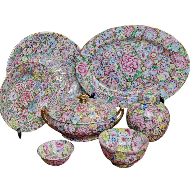 Conjunto decorativo em porcelana de Macau com padrão floral e dourado (7 peças)