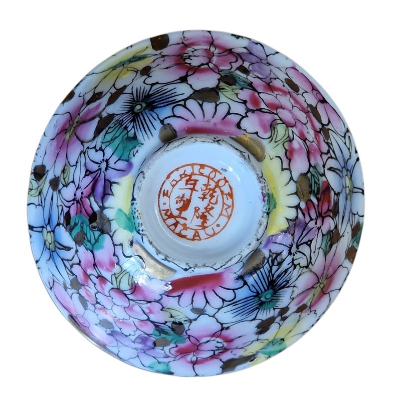 Conjunto decorativo em porcelana de Macau com padrão floral e dourado (7 peças)