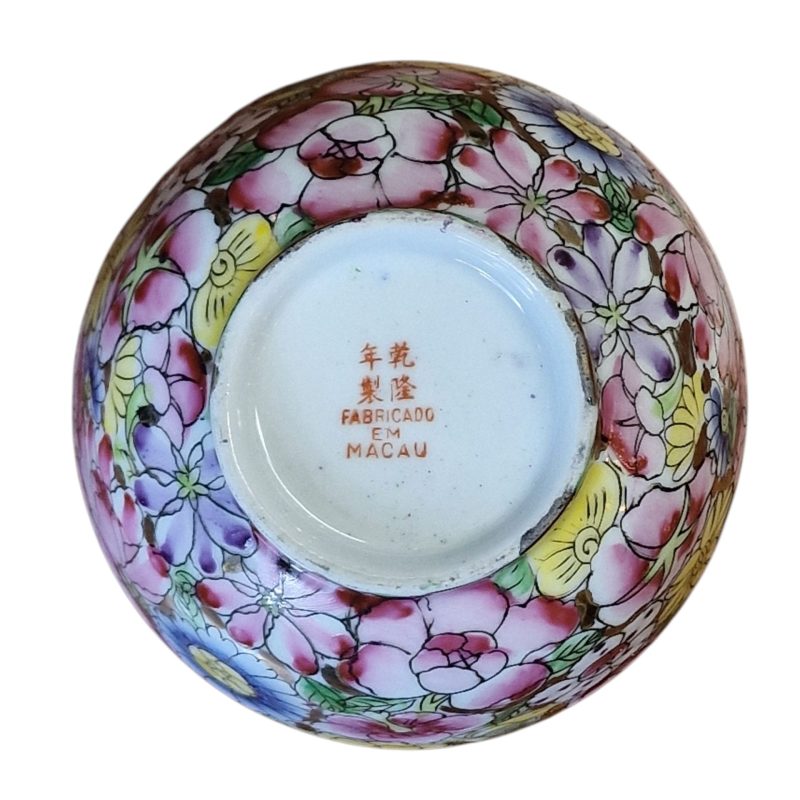 Conjunto decorativo em porcelana de Macau com padrão floral e dourado (7 peças)