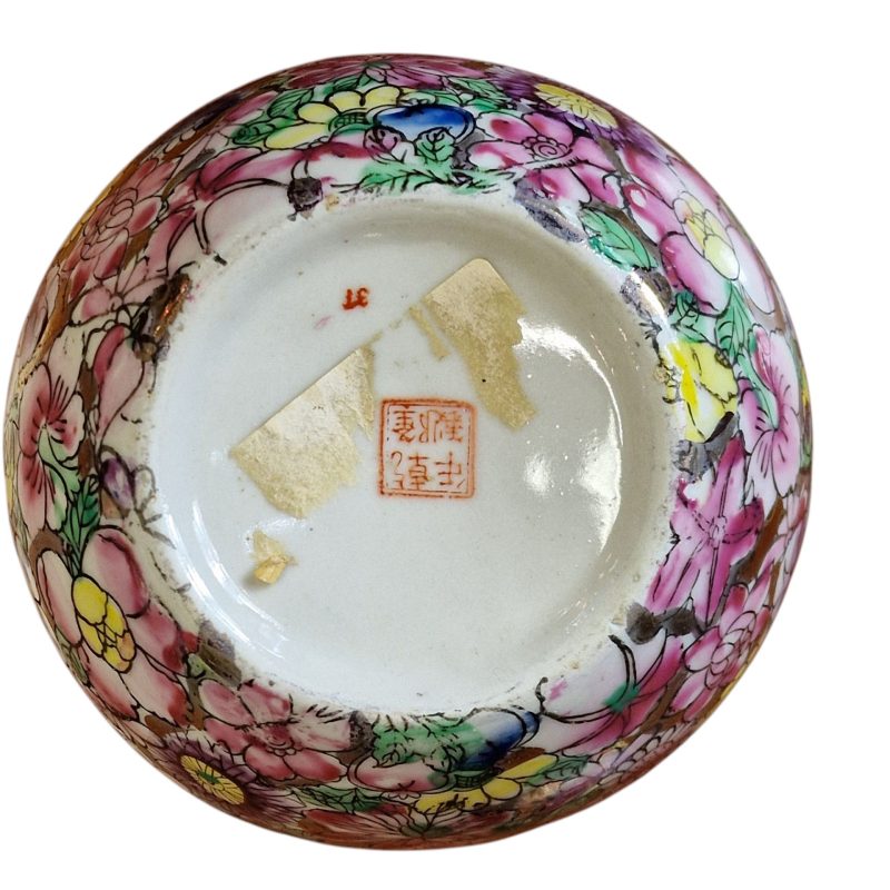 Conjunto decorativo em porcelana de Macau com padrão floral e dourado (7 peças)