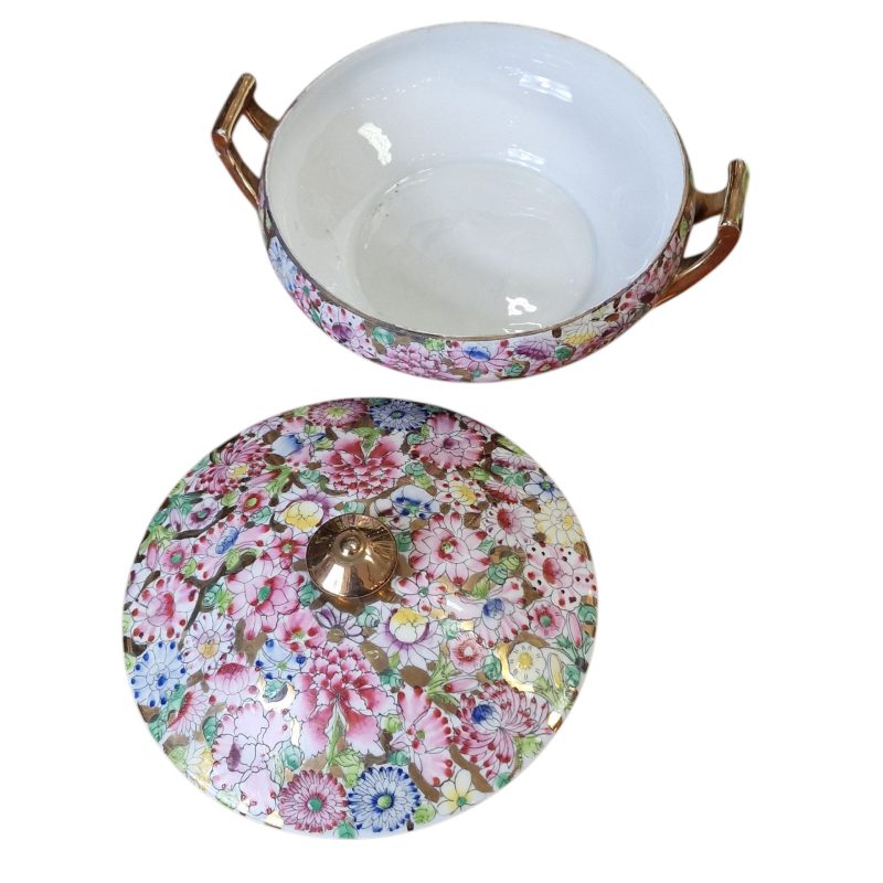 Conjunto decorativo em porcelana de Macau com padrão floral e dourado (7 peças)