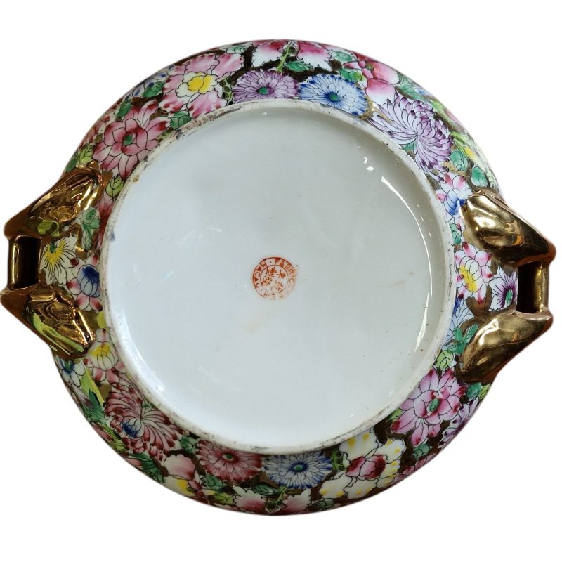 Conjunto decorativo em porcelana de Macau com padrão floral e dourado (7 peças)