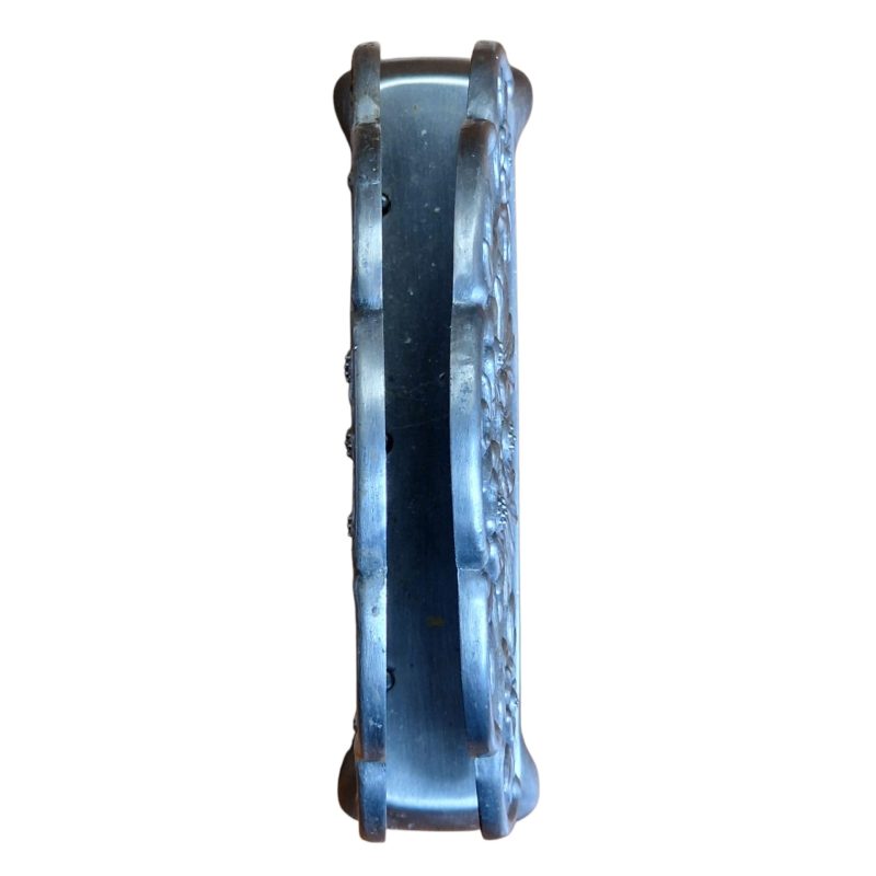 Porta-guardanapos em metal com relevo floral