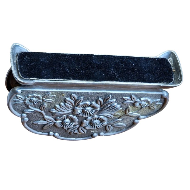 Porta-guardanapos em metal com relevo floral