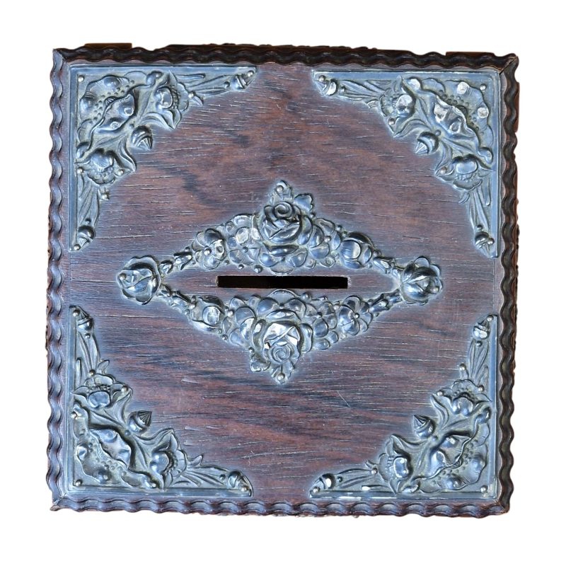 Mealheiro em forma de mesa barroca – Miniatura esculpida em madeira com tampo ornamentado em metal
