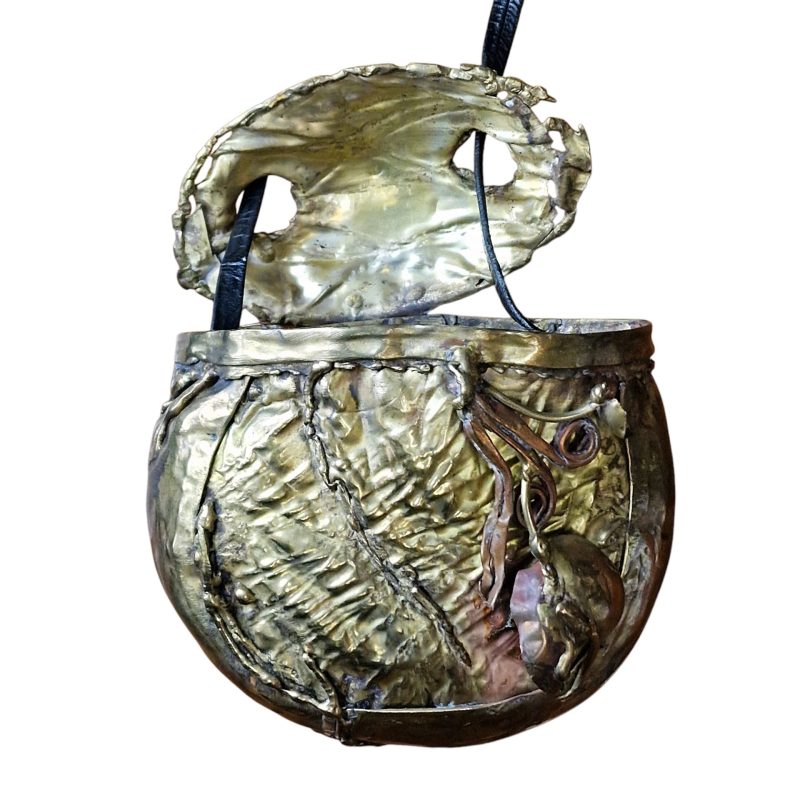 Mala escultórica em metal dourado com alça em couro – peça única e artística
