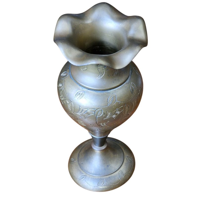 Jarra decorativa em metal com bojo floral gravado