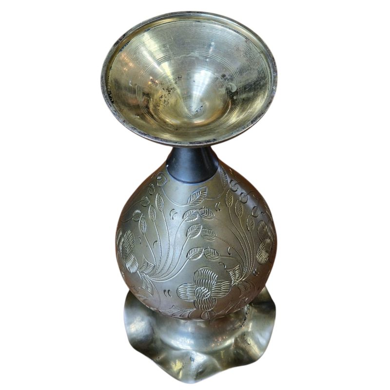 Jarra decorativa em metal com bojo floral gravado