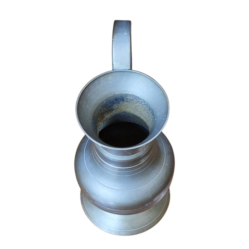 Jarra em metal com asa curva