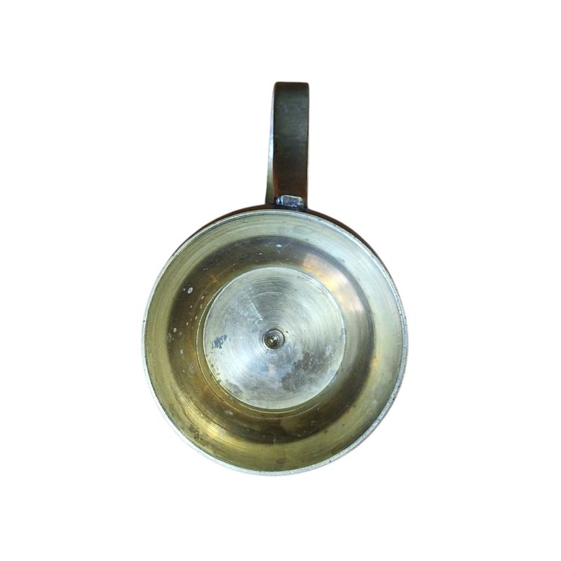 Jarra em metal com asa curva