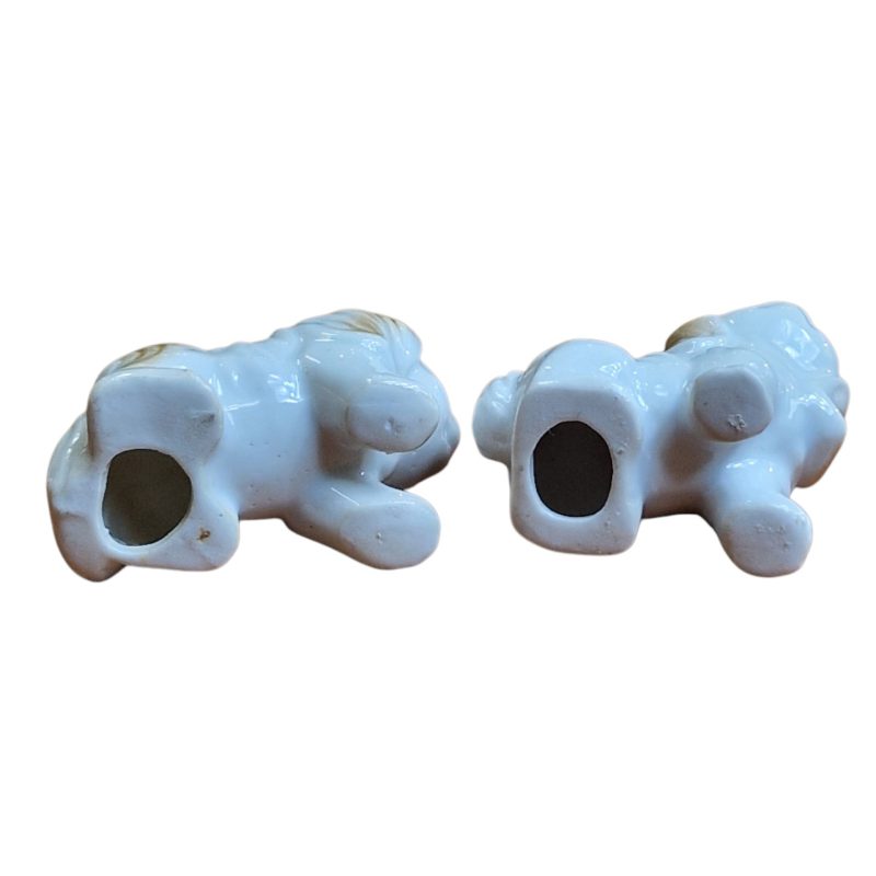 Par de miniaturas de cães em porcelana esmaltada
