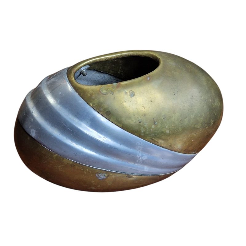 Vaso escultórico Ornato em metal bicolor com acabamento curvo
