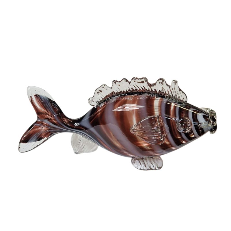 Escultura de peixe em vidro soprado artesanal, proveniente da Marinha Grande, com detalhes em vidro translúcido e corpo marmoreado em tons âmbar, castanho e branco. Uma peça decorativa de grande presença visual.